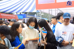 Nhiều sĩ tử quan tâm tới những ngành mới tuyển sinh của Nhà trường (Ảnh chụp trước 27/4).