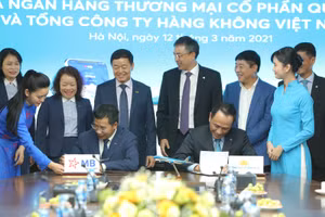 Lễ ký kết diễn ra dưới sự chứng kiến của đại diện cả hai bên.