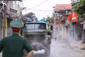 Phun khử khuẩn nơi có ca nhiễm Covid-19 (Ảnh minh họa).
