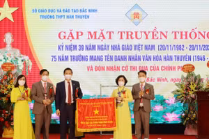 Phó Chủ tịch Thường trực UBND tỉnh Bắc Ninh Vương Quốc Tuấn (thứ 3 từ trái sang) trao tặng Cờ thi đua của Chính phủ cho Trường THPT Hàn Thuyên.
