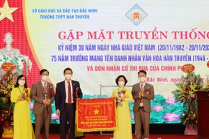 Phó Chủ tịch Thường trực UBND tỉnh Bắc Ninh Vương Quốc Tuấn (thứ 3 từ trái sang) trao tặng Cờ thi đua của Chính phủ cho Trường THPT Hàn Thuyên.