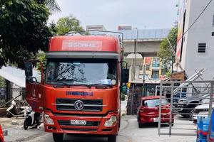 Tạm giữ xe ô tô tải đi lùi trên đường vành đai 3.