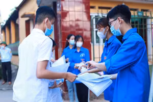 Lực lượng sinh viên tình nguyện có mặt sớm tại Điểm thi để hỗ trợ thí sinh.