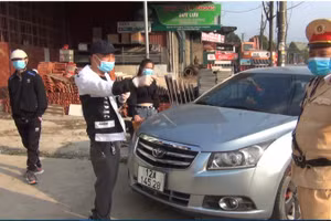 Lực lượng CSGT Công an tỉnh Lạng Sơn tuyên truyền giải thích cho lái xe khi tham gia giao thông.