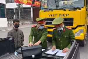 Lực lượng chức năng kiểm tra hồ sơ lái xe.