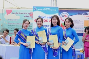 Sinh viên Trường Đại học Nội vụ Hà Nội tự tin trong môi trường năng động.