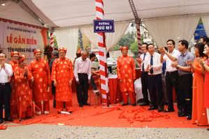 Các đại biểu cùng nhân dân dự lễ gắn biển tên đường Phú Mỹ.