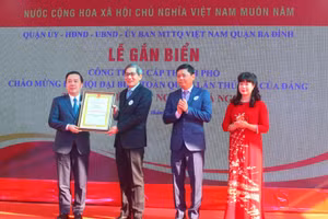 Phó Chủ tịch UBND TP Hà Nội Chử Xuân Dũng (ngoài cùng bên trái) trao bằng công nhận công trình cấp Thành phố.