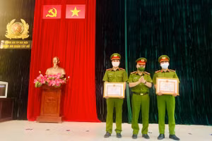 Hai cán bộ Công an quận nhận bằng khen của Chủ tịch UBND TP Hà Nội vì hành động dũng cảm.