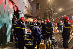 Lực lượng chức năng kịp thời giải cứu người đàn ông mắc kẹt.