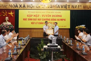 Chủ tịch UBND tỉnh Bắc Giang - Lê Ánh Dương tặng bằng khen cho Nguyễn Thanh Bình (Ảnh Mai Toan).