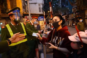 Lực lượng chức năng lập biên bản, xử phạt nhiều bãi trông xe vi phạm.