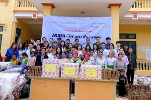 Đoàn thiện nguyện đến từ Trường Đại học Nội vụ Hà Nội trao quà cho HS nghèo vươn lên học tập tốt.