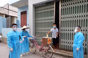 Hòm phiếu được di chuyển đến tận nơi đối với trường hợp cử tri phải thực hiện cách ly y tế phòng dịch. 