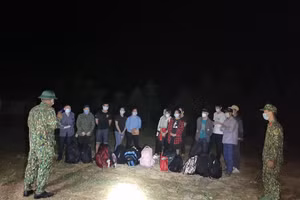 13 công dân do Tổ kiểm soát lưu động, Chốt 465, Đồn Biên phòng Xín Cái phát hiện và bắt giữ tịa khu vực mốc 464 (Ảnh: Diệp Khánh Nam).