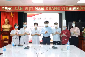 Ban tổ chức đã trao 324 suất ăn đầu tiên dành tặng cho cán bộ y tế Bệnh viện Đa khoa tỉnh Bắc Ninh.