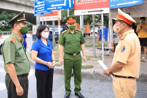 Phó Bí thư Thường trực Thành ủy Nguyễn Thị Tuyến kiểm tra tại chốt kiểm dịch Thanh Liệt - Cầu Dậu.