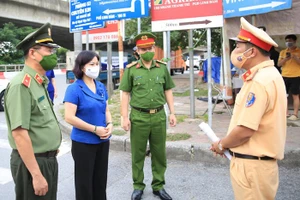 Phó Bí thư Thường trực Thành ủy Nguyễn Thị Tuyến kiểm tra tại chốt kiểm dịch Thanh Liệt - Cầu Dậu.