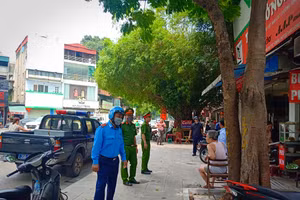 Lực lượng chức năng ra quân xử lý xe dừng đỗ, vi phạm trên tuyến phố Hai Bà Trưng.