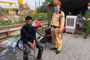 Lê Huy Hưng (áo đen) bị Công an phát hiện hành vi trộm cắp tài sản khi qua chốt kiểm dịch.