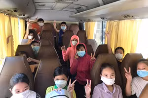 Học sinh lớp 3A3 cùng các cô giáo Trường tiểu học Võ Cường 2 đi cách ly tập trung phòng dịch Covid-19 (Ảnh CTV).