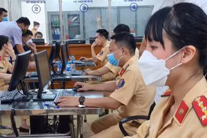 Lực lượng chức năng cấp Giấy đi đường mẫu mới cho người dân.