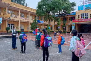 Học sinh thành phố Bắc Giang thực hiện nghiêm 5K phòng dịch Covid-19.