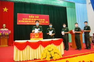 Các cử tri là Chỉ huy BĐBP tỉnh Hà Giang bỏ phiếu thực hiện quyền bầu cử. 