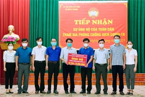 Ngành Giáo dục huyện Lục Nam gửi các phần quà đến BCĐ phòng chống dịch xã Nghĩa Phương.