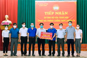 Ngành Giáo dục huyện Lục Nam gửi các phần quà đến BCĐ phòng chống dịch xã Nghĩa Phương.