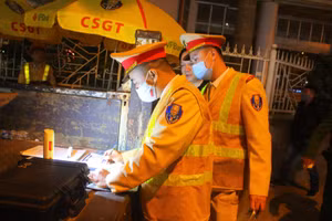 Lực lượng chức năng lập biên bản lái xe vi phạm nồng độ cồn "khủng".