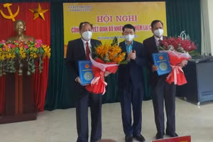 Chủ tịch UBND tỉnh Bắc Giang Lê Ánh Dương chúc mừng tân Giám đốc Sở GD&ĐT Tạ Việt Hùng (bên trái ngoài cùng) và Phó Giám đốc Sở GD&ĐT Nguyễn Văn Thêm.