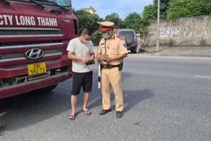 Lực lượng CSGT làm nhiệm vụ trên tuyến đường Hồ Chí Minh, địa phận huyện Chương Mỹ (Hà Nội).