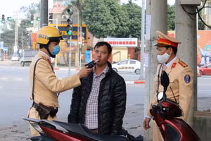 Lực lượng CSGT kiểm tra nồng độ cồn lái xe dịp Tết Dương lịch 2021