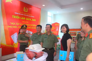 Thiếu tướng Đào Thanh Hải - Phó Giám đốc Công an TP Hà Nội thăm quan tại triển lãm sách, ảnh. 