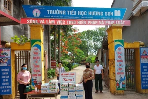 Sở GD&ĐT và Công đoàn giáo dục tỉnh tặng quà học sinh và giáo viên Trường Tiểu học Hương Sơn (Lạng Giang).