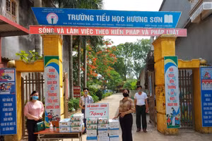 Sở GD&ĐT và Công đoàn giáo dục tỉnh tặng quà học sinh và giáo viên Trường Tiểu học Hương Sơn (Lạng Giang).