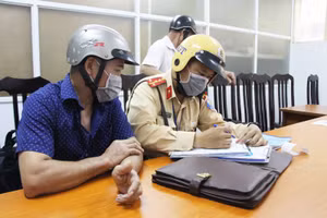 Cán bộ Đội CSGT lập biên bản lái xe vi phạm nồng độ cồn. 