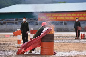 Lực lượng cảnh sát diễn tập phòng cháy chữa cháy.
