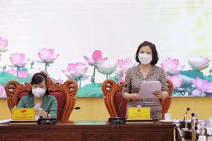 Chủ tịch UBND tỉnh Bắc Ninh Nguyễn Hương Giang trong một buổi họp trực tuyến.