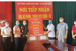 Ngành GD&ĐT huyện Việt Yên ủng hộ cho lực lượng làm nhiệm vụ phòng, chống dịch Covid-19. 