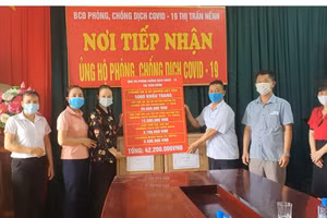 Ngành GD&ĐT huyện Việt Yên ủng hộ cho lực lượng làm nhiệm vụ phòng, chống dịch Covid-19. 