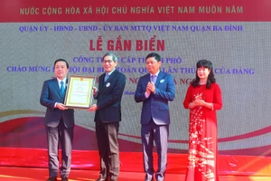 Phó Chủ tịch UBND TP Hà Nội Chử Xuân Dũng (ngoài cùng bên trái) trao bằng công nhận công trình cấp Thành phố.