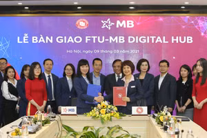 Bà Trần Thị Bảo Quế - Thành viên Ban điều hành MB và PGS.TS Phạm Thu Hương – Phó Hiệu trưởng FTU tại lễ bàn giao “FTU-MB Digital Hub”.