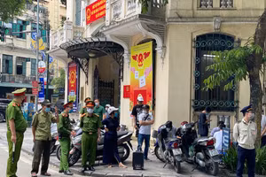 Công an quận Hoàn Kiếm xử phạt 58 trường hợp không đeo khẩu trang qua 2 ngày nghỉ lễ.