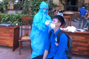 Học sinh trường THPT Việt Yên số 2 thực hiện xét nghiệm Covid-19.