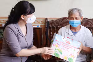 Bí thư Tỉnh ủy Bắc Ninh Đào Hồng Lan tặng quà cho gia đình ông Nguyễn Văn Cồn.