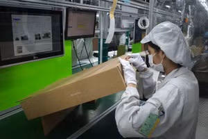 Người lao động thực hiện nghiêm công tác phòng dịch. (Ảnh Giang Đông).