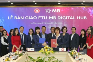 Bà Trần Thị Bảo Quế - Thành viên Ban điều hành MB và PGS.TS Phạm Thu Hương – Phó Hiệu trưởng FTU tại lễ bàn giao “FTU-MB Digital Hub”.