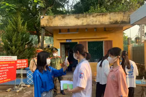 Thí sinh Bắc Giang thực hiện các biện pháp phòng chống dịch.